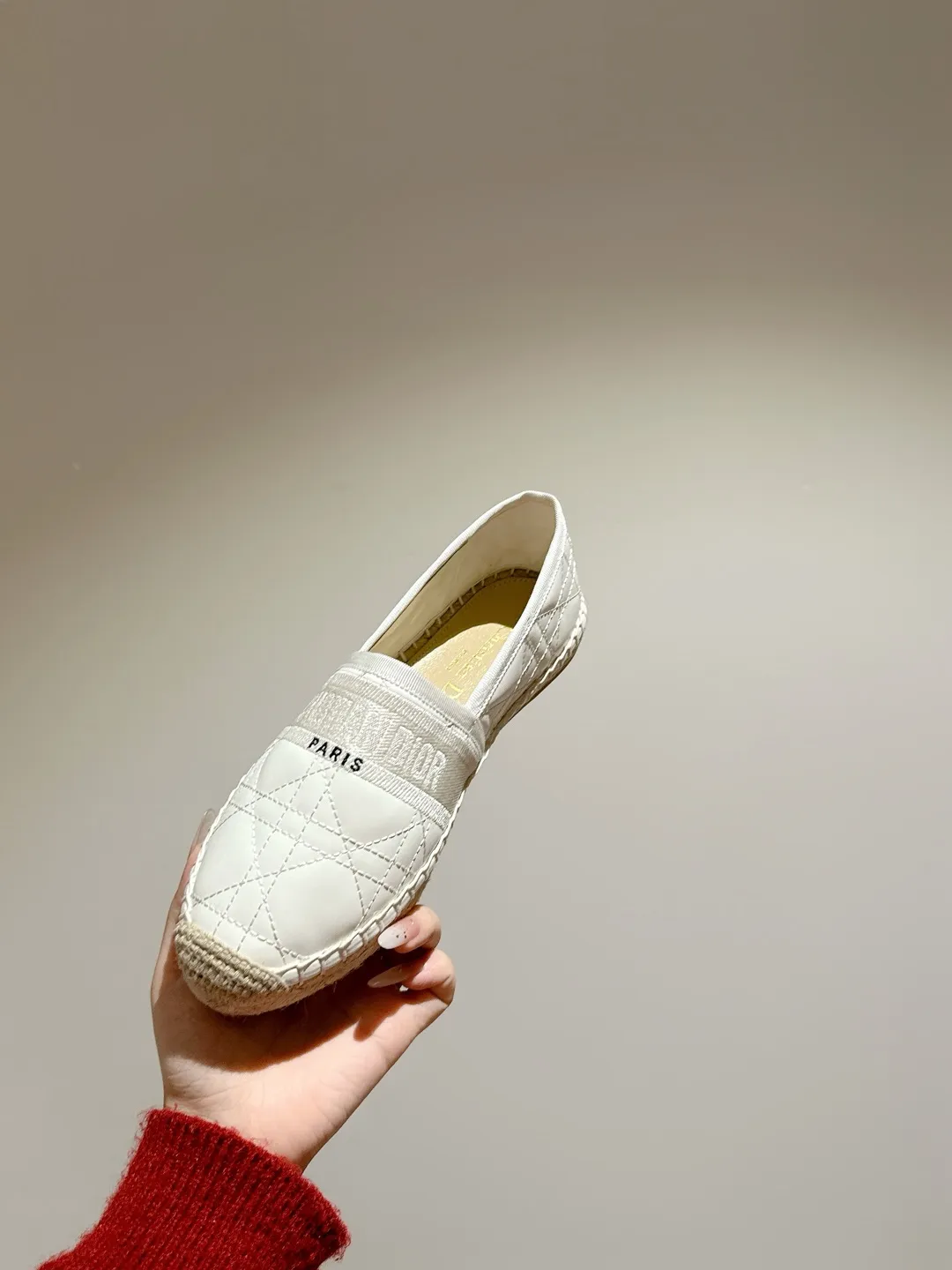 👟👟Ex-factory price 460👟👟 Dior DIOR's new popular early spring fisherman shoes 🆕 Simple, elegant and fashionable, timeless and timeless, it is a classic that will never fade away in the fashion circle, retro fisherman shoes. Original hand-woven surface, electric embroidery technology! Specific cloth surface and rubber outsole. Code number: 35-39 (40.41 customized, non-refundable)